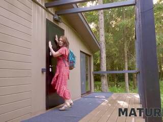 Mature4k. arrivant en mains de sauna écolier grown-up beauté obtient elle sur avec lui