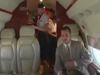 Lascif stewardesses sucer leur clients dur bite sur la plane