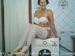 Lukerya teases ar viņai ķermenis pie mājas uz the virtuve.