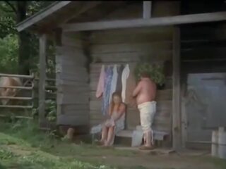 Scéna s leonov golyy v sauna nahý otecko medveď: dospelé film e2