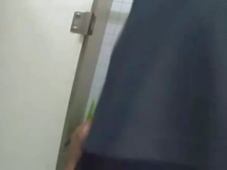 2 blacks grope og molest jente på en toalett