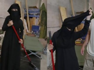 Tour of götlüje - muslim woman sweeping ýerde gets noticed by oversexed amerikaly soldier
