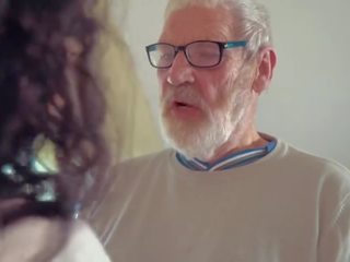 Hyggelig tenåring knullet av stor putz bestefar cums i henne munn med cumplay