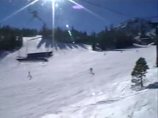 성나게 하는 브루 넷의 사람 엿 단단한 후 snowboarding