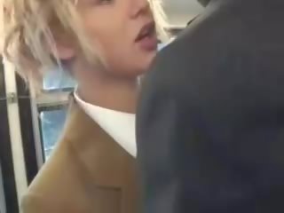 Blondýna med sať ázijské chaps vták na the autobus