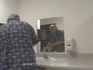 Skutočný šľapka fajčenie v toaleta