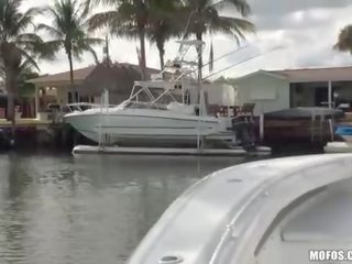 Bikiny milfka vyzdvihnúť hore fucks na a loď