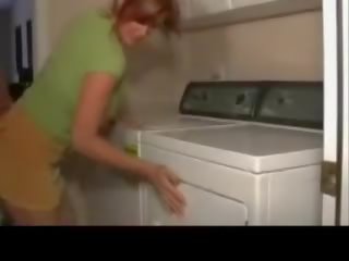 חובבן אמא שאני אוהב לדפוק זיון ב laundry מכונה